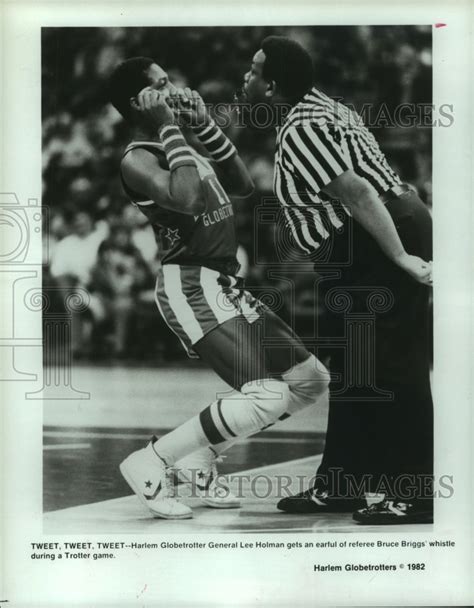 1982 Press Photo Harlem Globetrotters General Lee Holman Mocks Refere Historic Images