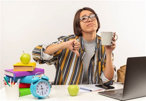 Chica Joven Estudiante Disgustada Con Gafas Sentado En El Escritorio