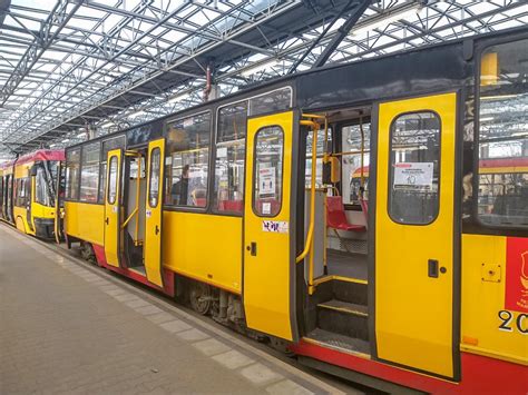 Ile Os B Zmie Ci Si W Tramwaju Warszawa Wprowadza Dodatkowe