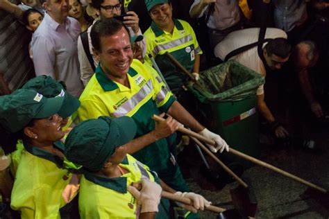 Doria Se Veste De Gari E Diz Que Vai Limpar As Ruas De SP Toda Semana