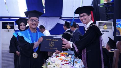 Penyerahan Ijazah Oleh Rektor Its Prof Dr Ir Mochamad Ashari Meng Ipu