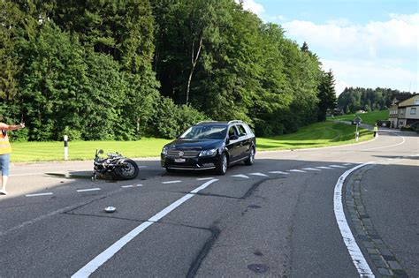 Degersheim Sg Zusammenprall Zwischen Motorrad Und Auto Ein