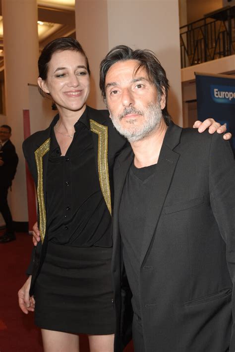 Charlotte Gainsbourg Sa Fille Alice Surprend Les Fesses En Avant Et