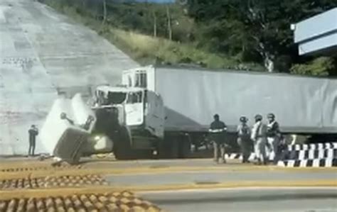 Tráiler choca contra caseta de la Autopista del Sol 3 heridos José