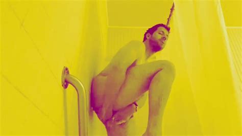 Blanke Blonde Jongen Neemt Een Douche Deel Tien Van Otter In Water Met