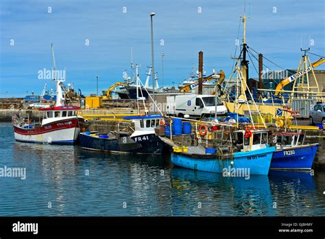 Buques pesqueros en puerto fotografías e imágenes de alta resolución