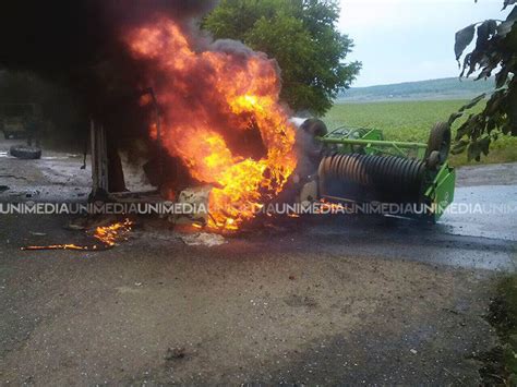 Accident grav Un tractor a luat foc în urma impactului cu un camion