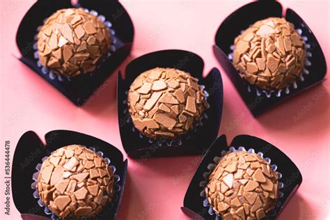 Foto De Brigadeiro Gourmet Brigadeiros Em Um Prato Rosa Doce