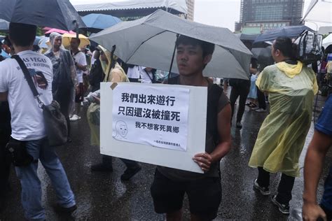 不畏雷雨滂沱！「還路於民」凱道大遊行 主辦單位宣布現場人數破萬 交通 太報 Taisounds