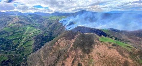 El viento complica la extinción de incendios en Llanera Belmonte de