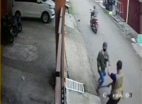 Viral Aksi Heroik Satpam Duel Dengan Maling Hingga Tangan Tertusuk