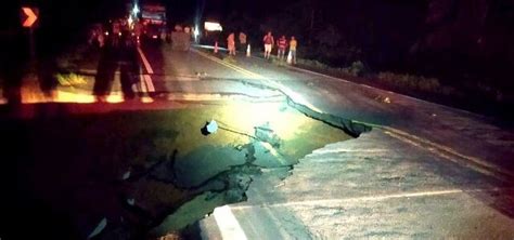 BR 101 é interditada após asfalto ceder no extremo sul da Bahia