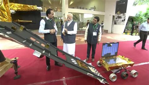 Pm Modi Meets Isro Scientists Declares August 23 As Hindustan National