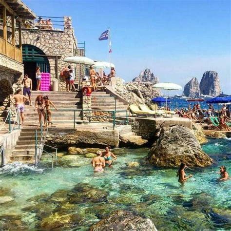 Pochi al mondo possono vantarsi di avere posti così Capri Foto di