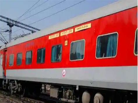 Dishes Being Served In Trains ट्रेनों में परोसे जा रहे व्यंजन रांची नई दिल्ली राजधानी एक्स