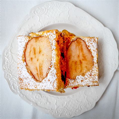 Prăjitură cu pere și chipsuri de ciocolată