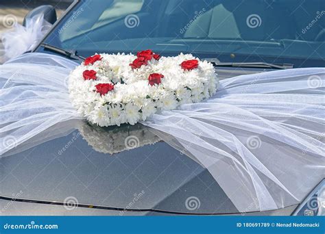 Wedding Car Decorated with Flowers. Floral Wedding Decoration on Car ...