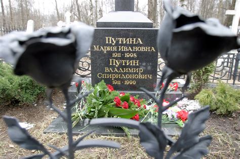 Russian woman detained over note on Putin's parents' grave