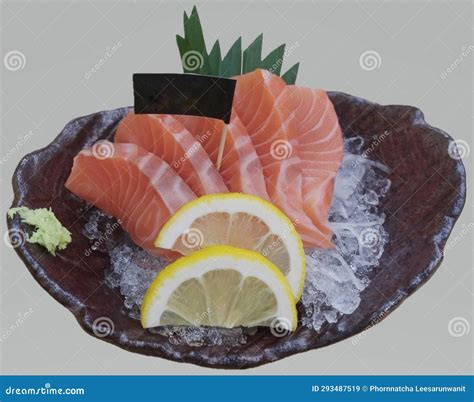 Sashimi De Salm O Fatiado Em Prato Preto Dividido Peixes Crus Gordos