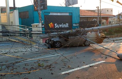 Carro Bate Em Poste E Interdita Rua Hermelino Matarazzo Em Sorocaba