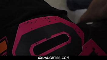 Hijastra da un baile erótico a cambio de las llaves del auto POV XVIDEOS