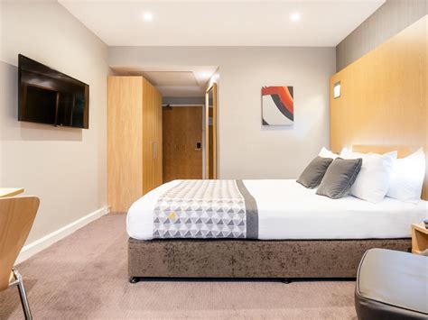 Travel Guide and Amenities at Holiday Inn Luton Airport 6