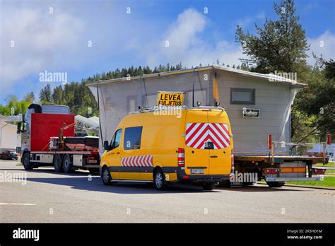 Cami N Que Transporta Una Cabina De Troncos De Salvos Como Carga