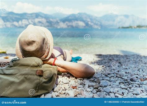 La Belle Jeune Fille Avec Le Chapeau De Paille Dans Le Bikini Se Trouve