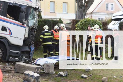 LKW kracht in Grundstück Fahrer schwer verletzt 03 04 2019 13 00 Uhr