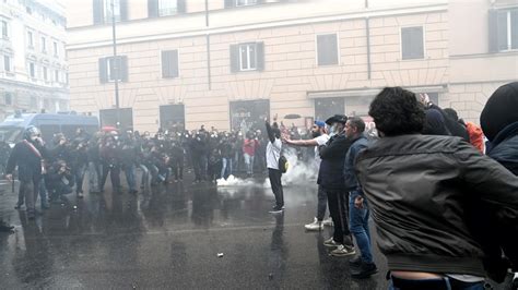 Scontri e cariche in piazza tra polizia e manifestanti C è anche