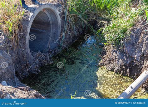 Canal De Drenaje Para Agua De Lluvia En Las Afueras De La Ciudad Imagen