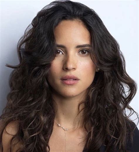 adria arjona rosto bonito inspiracao de cores pessoas famosas
