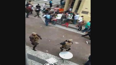 Manifestantes E Polícia Entram Em Confronto Em Frente à Câmara De