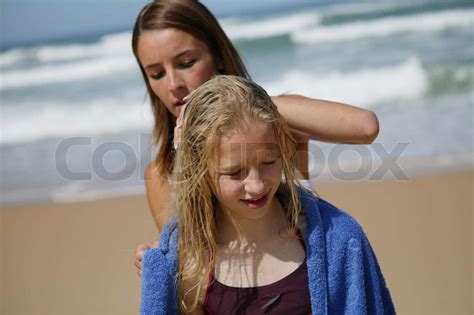 Zwei Junge Schwestern Am Strand Stock Bild Colourbox