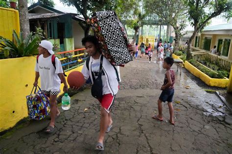 Philippines Evacuates Thousands After Mayon Volcano Rumbles Gallery Al Jazeera