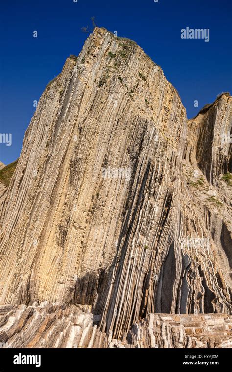 Acantilados De Flysch En El Parque Geol Gico En Itzurun Playa Zumaia