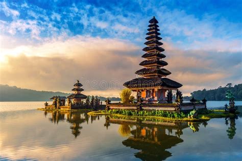 Pura Ulun Danu Bratan Is Een Belangrijke Tempel Van Shivaite En Van Het