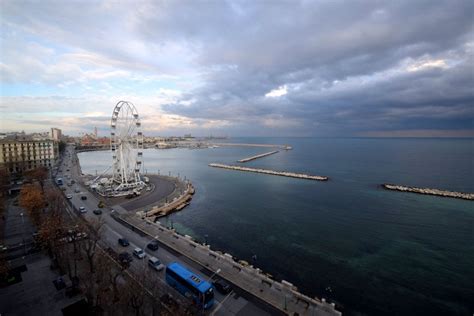 Bari La Ruota Panoramica Svetta Sul Lungomare La Repubblica