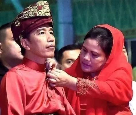 Di Luar Ekspektasi Bukan Kue Atau Kado Mewah Presiden Jokowi Justru