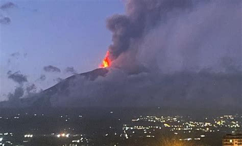 ALLERTA ROSSA PER LO STROMBOLI ED ETNA IN PIENA ATTIVITÀ ALTA NUBE DA