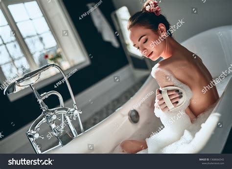 Attractive Sexy Woman Lying Naked Bath Foto Stock 1368666542 Shutterstock
