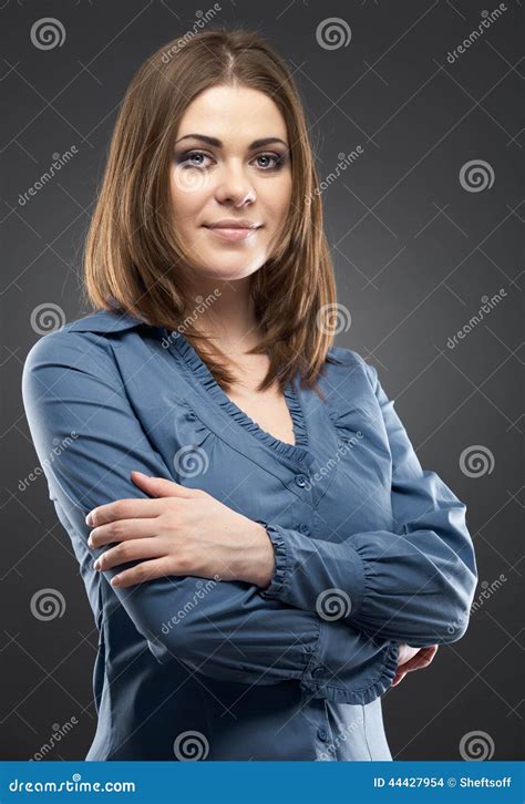 Mujer De Negocios Sonriente Con Las Manos Dobladas Foto De Archivo