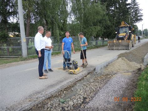 TRWAJĄ PRACE NA DROGACH GMINNYCH W PADWI NARODOWEJ O WARTOŚCI PONAD 12