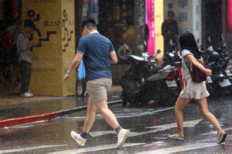 鋒面通過4地豪雨狂炸 吳德榮：布拉萬今晚轉中颱 挑戰強颱 生活 中時新聞網