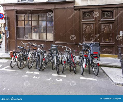 Bicicleta Dedicada Que Estaciona Na Rua Em Paris Para Parisians Imagem