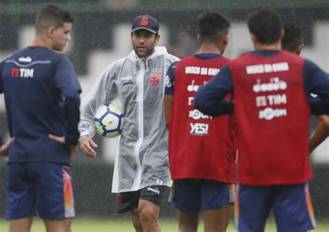 Torcedores V O A Ct Do Vasco Para Cobrar Jogadores Dirigente Tem Carro