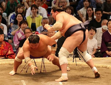 ＜大相撲名古屋場所9日目＞平戸海（左）を押し出しで下す琴桜（撮影・椎名 航） ― スポニチ Sponichi Annex スポーツ