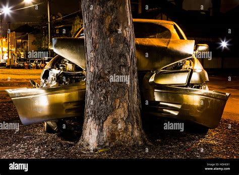 Crashed car tree hi-res stock photography and images - Alamy