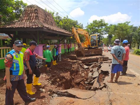 Pipa PDAM Pecah Akibatkan Jalan Ambles Di Gunungpati Semarang Berita