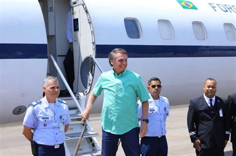 Avião de Bolsonaro arremete em aeroporto em Minas Gerais